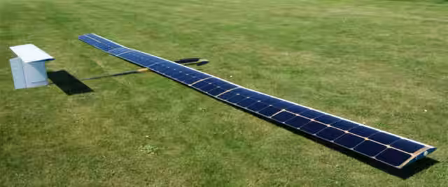 Dron energía solar AtlantikSolar