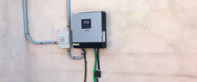 Inversor cargador y regulador de carga Atersa QUADRO instalación solar Valencia
