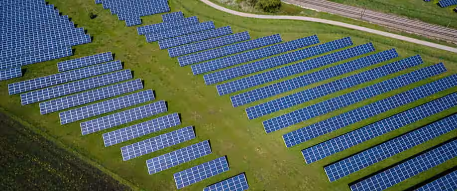 La UE y la India colaboran para mejorar el rendimiento de los parques solares indios