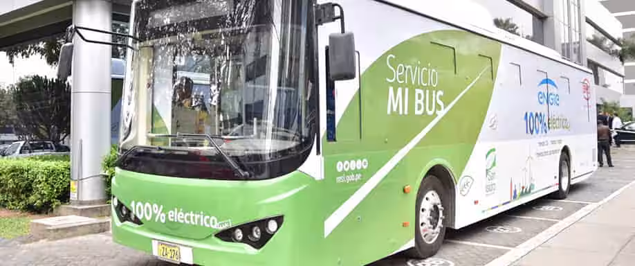 Un autobús eléctrico que utiliza la energía solar comienza a circular en San Isidro