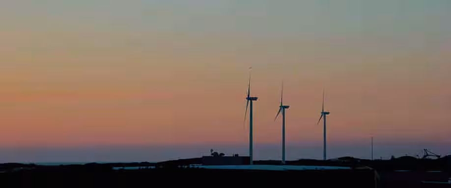 Inglaterra apuesta por molinos eólicos marinos para ahorrar en costes un 40%