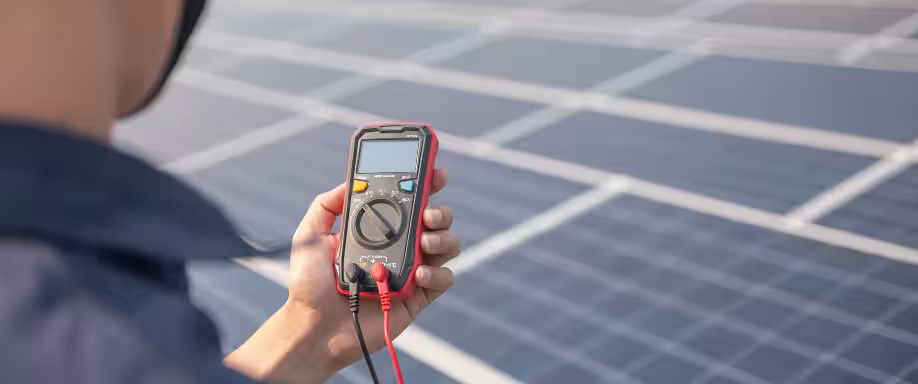 ¿Cómo comprobar el buen funcionamiento de una placa solar?