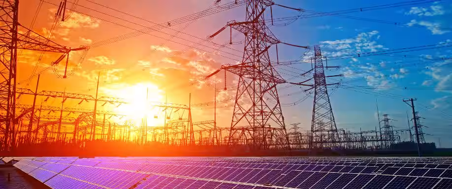 ¿Cuántos paneles solares necesito para 50 kWh al día?