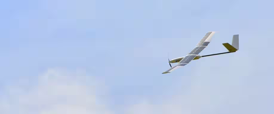 Drones con placas solares para los campos australianos