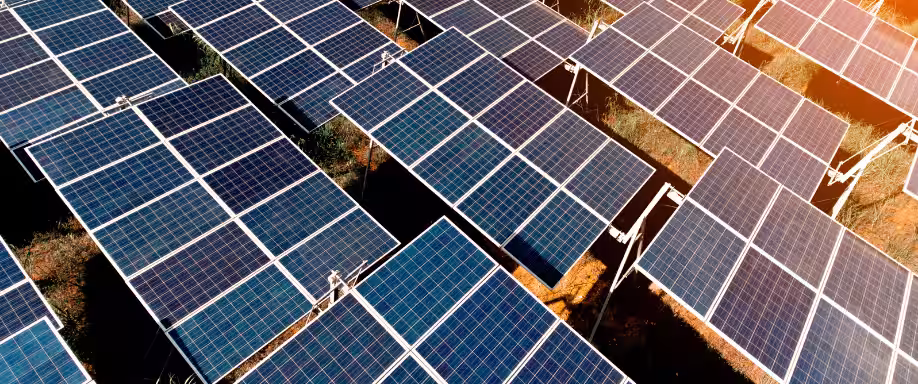 ¿Se puede recoger energía solar durante la noche?