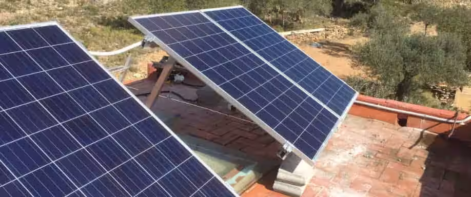 Instalación solar fotovoltaica en un municipio de Barcelona
