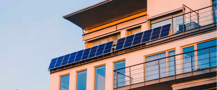 ¿Cómo instalar placas solares en el balcón?