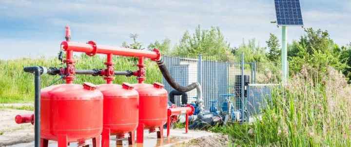 ¿A qué profundidad puede funcionar una bomba de agua solar para pozo?