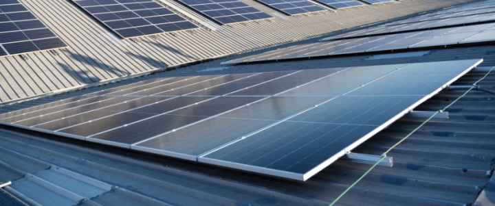 ¿Cómo debe ser la estructura de un panel solar?