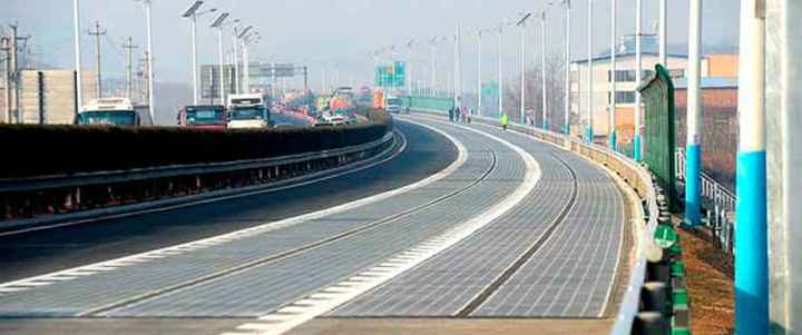 China construye una autovía con paneles solares que genera electricidad