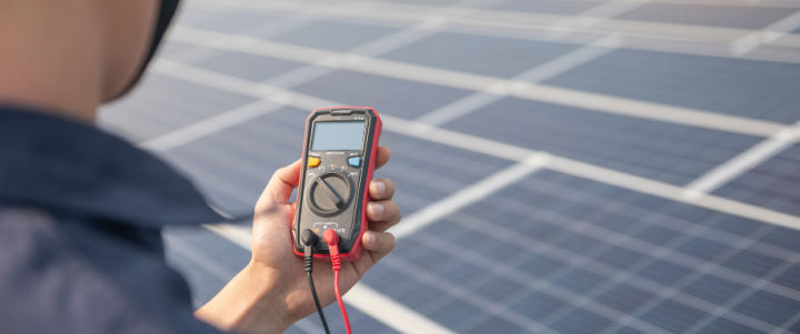¿Cómo comprobar el buen funcionamiento de una placa solar?