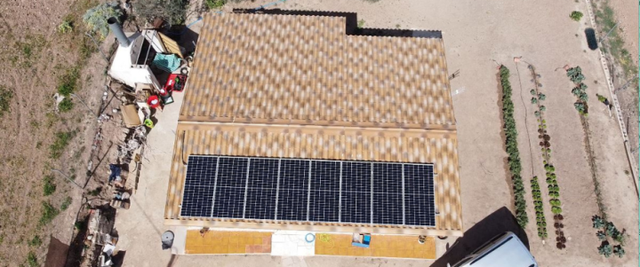 Instalación fotovoltaica de un Kit Solar Aislada para casa de campo Instalación fotovoltaica de un Kit Solar Aislada para casa de campo
