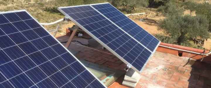Instalación solar fotovoltaica en un municipio de Barcelona