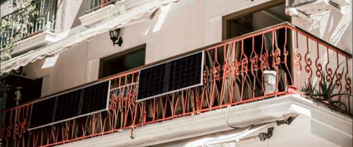 ¿Cuántas placas solares necesito instalar en mi balcón?