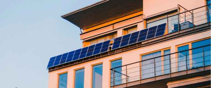 ¿Cómo instalar placas solares en el balcón?